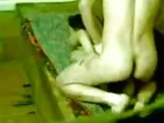 Matka porno, domácí krasna, pije přebytečného vína začala hladit sebe