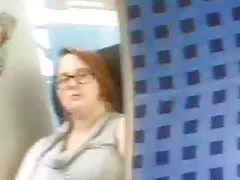 Lesbické porno filmy mladá žena se učí dělat kouření a bere na obličej spermie manžela