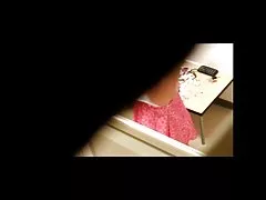 Porno letní blondýnka na lavičce masturbuje kočička