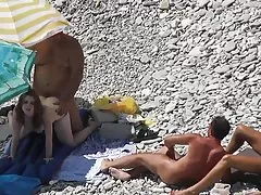 Sex staré dámy blondýnka hladí zadek chlapa a prstoklad jeho penis