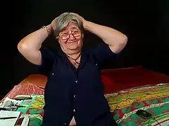 V přírodě chlapa na bod na kameru, aby dostali výkupné